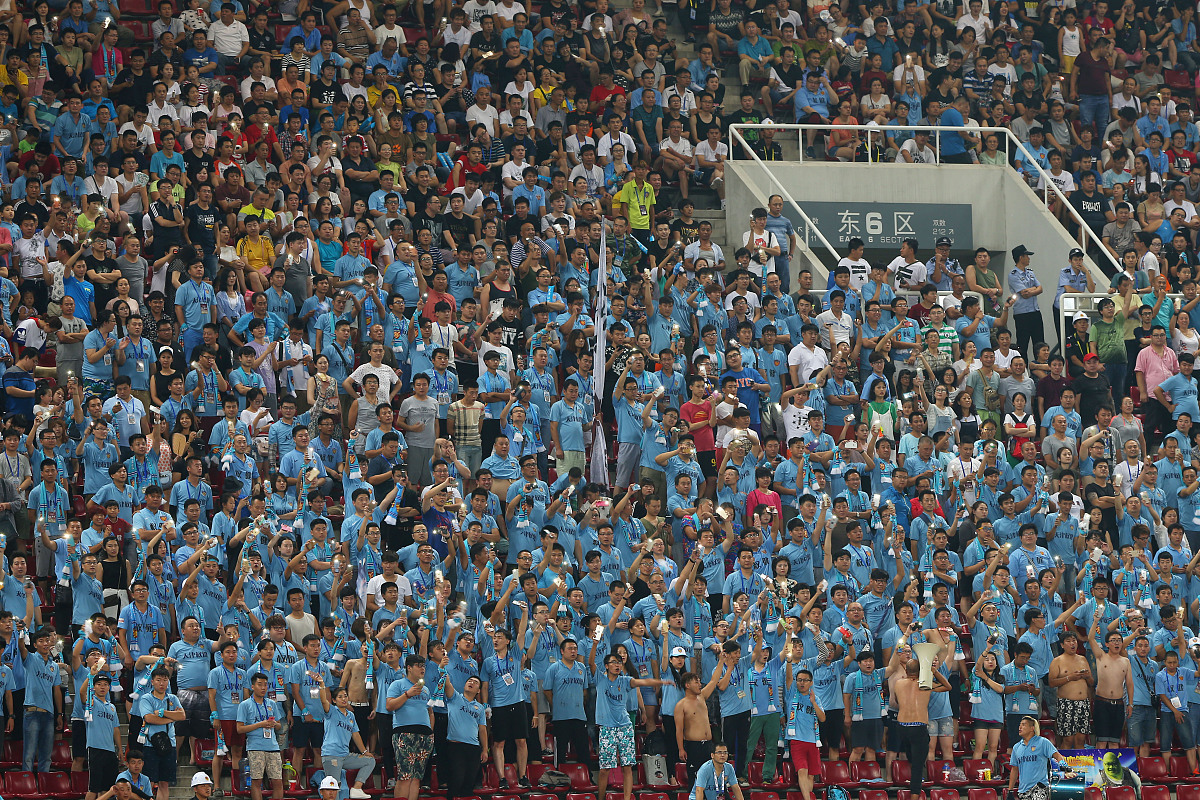 关于火爆赛事掀起球迷狂热,场下助威声不断的信息 关于火爆赛事掀起球迷狂热,场下助威声不断的信息