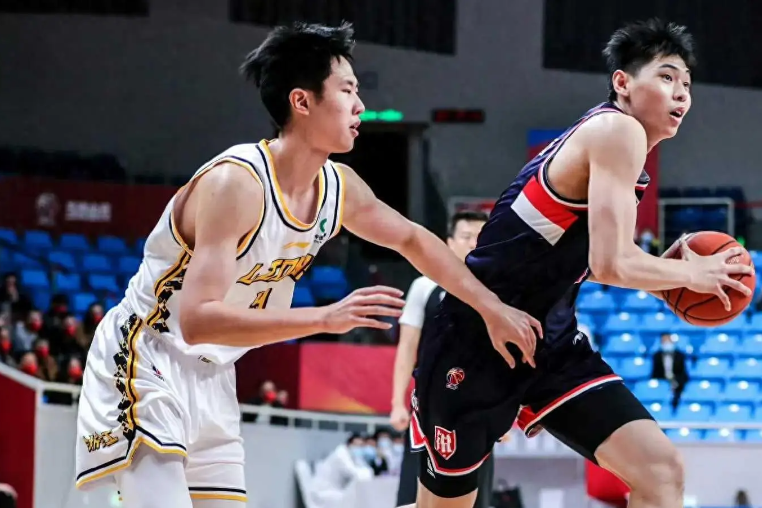 广州恒大球员展现团队合作精神，备战关键战的简单介绍