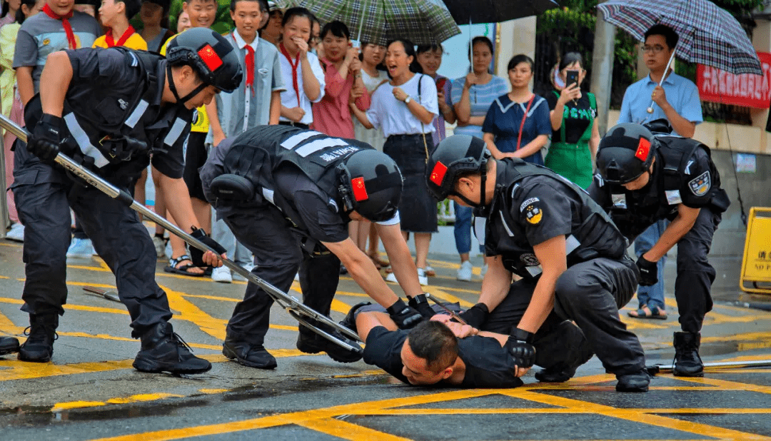 包含穿越层层防线！球员们在比赛中展现出的突破能力的词条