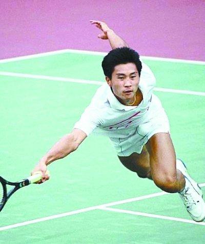 爱游戏官网-羽毛球冠军实力惊人，技压群雄