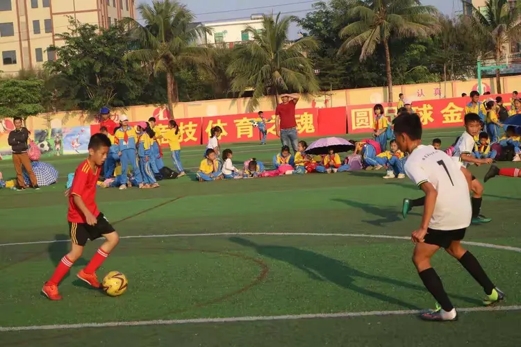 美洲足球联赛:女性队伍斗志昂扬 美洲足球联赛:女性队伍斗志昂扬