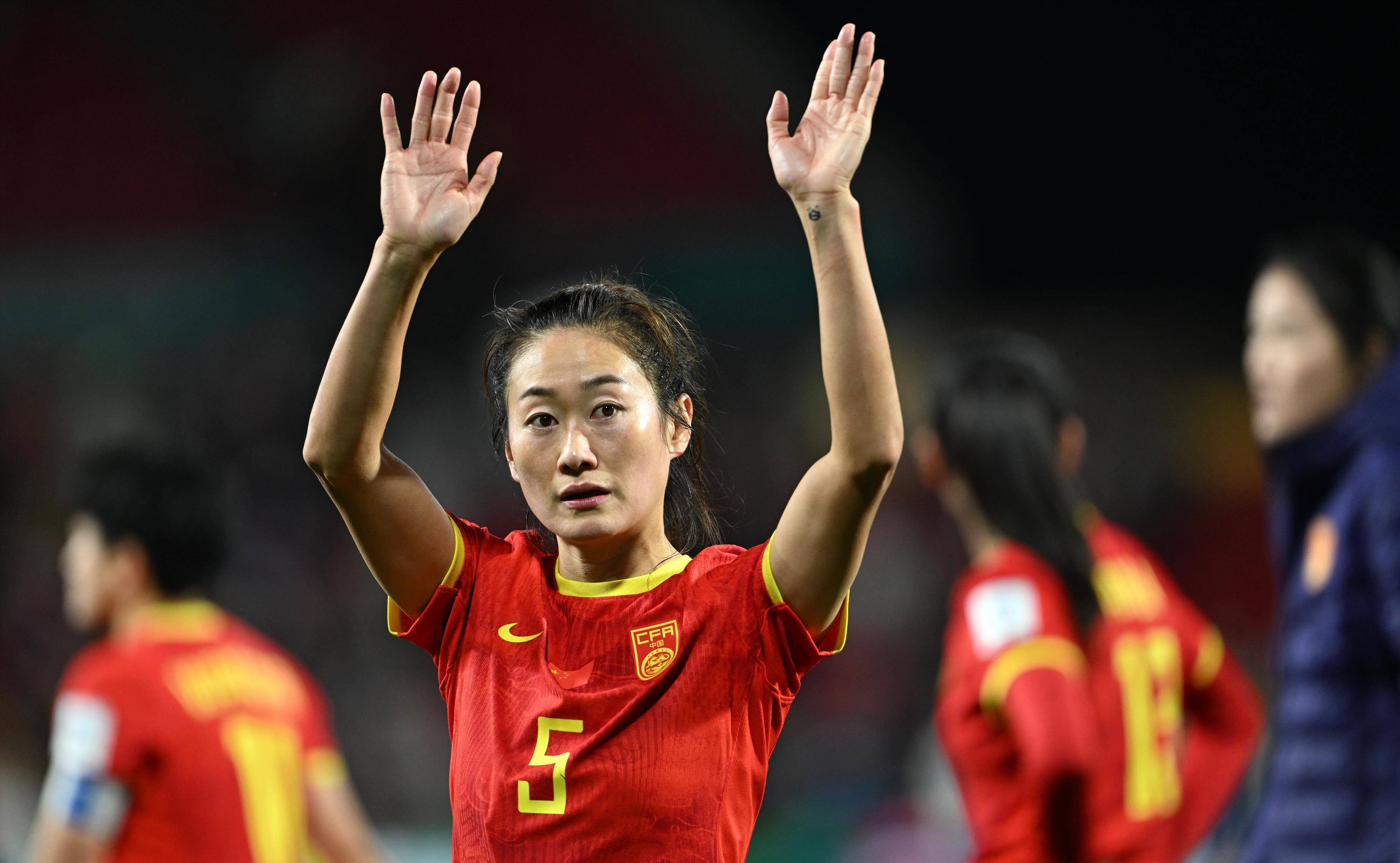 英格兰女足迎难而上，奋勇争先