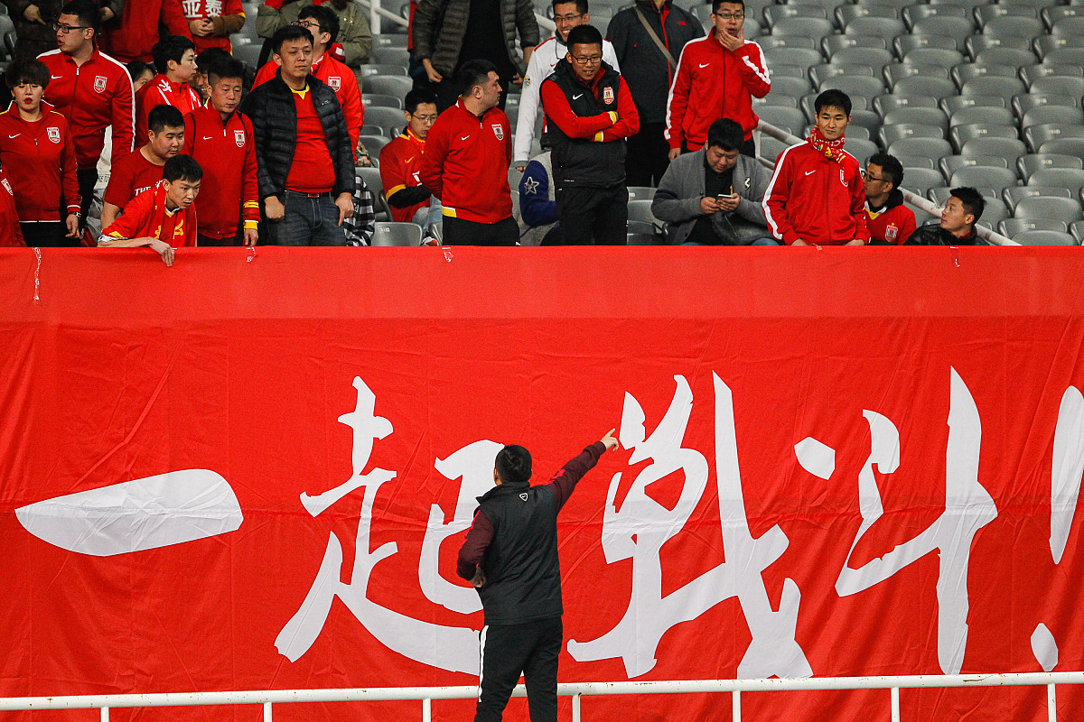 经过激烈角逐，国家队取得胜利