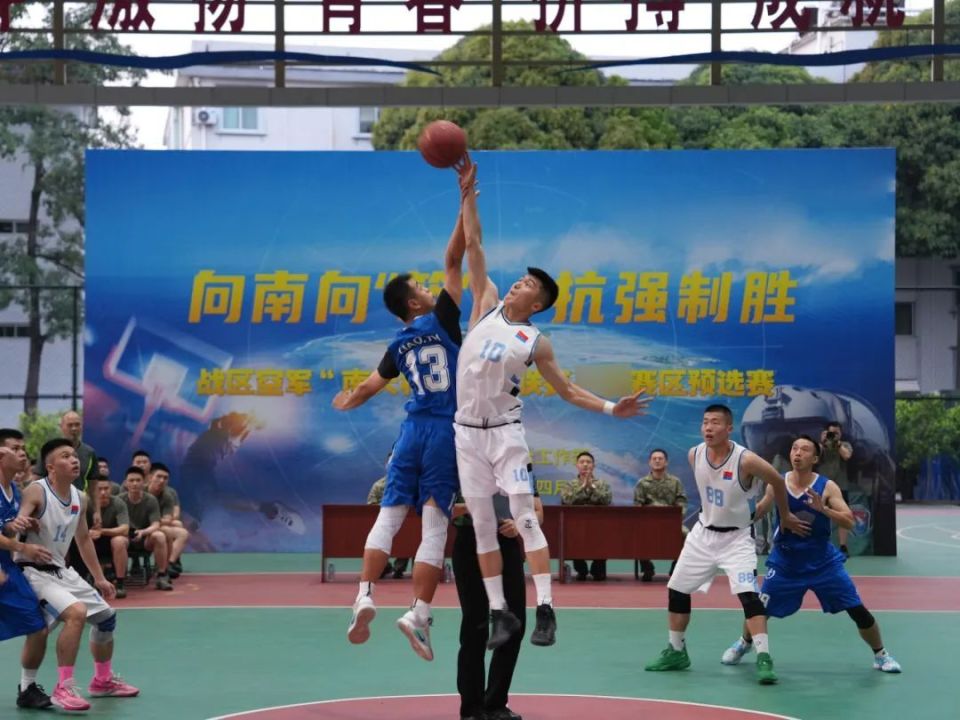 爱游戏亚洲官网-体育场传来激烈的战鼓声，助威声不绝于耳