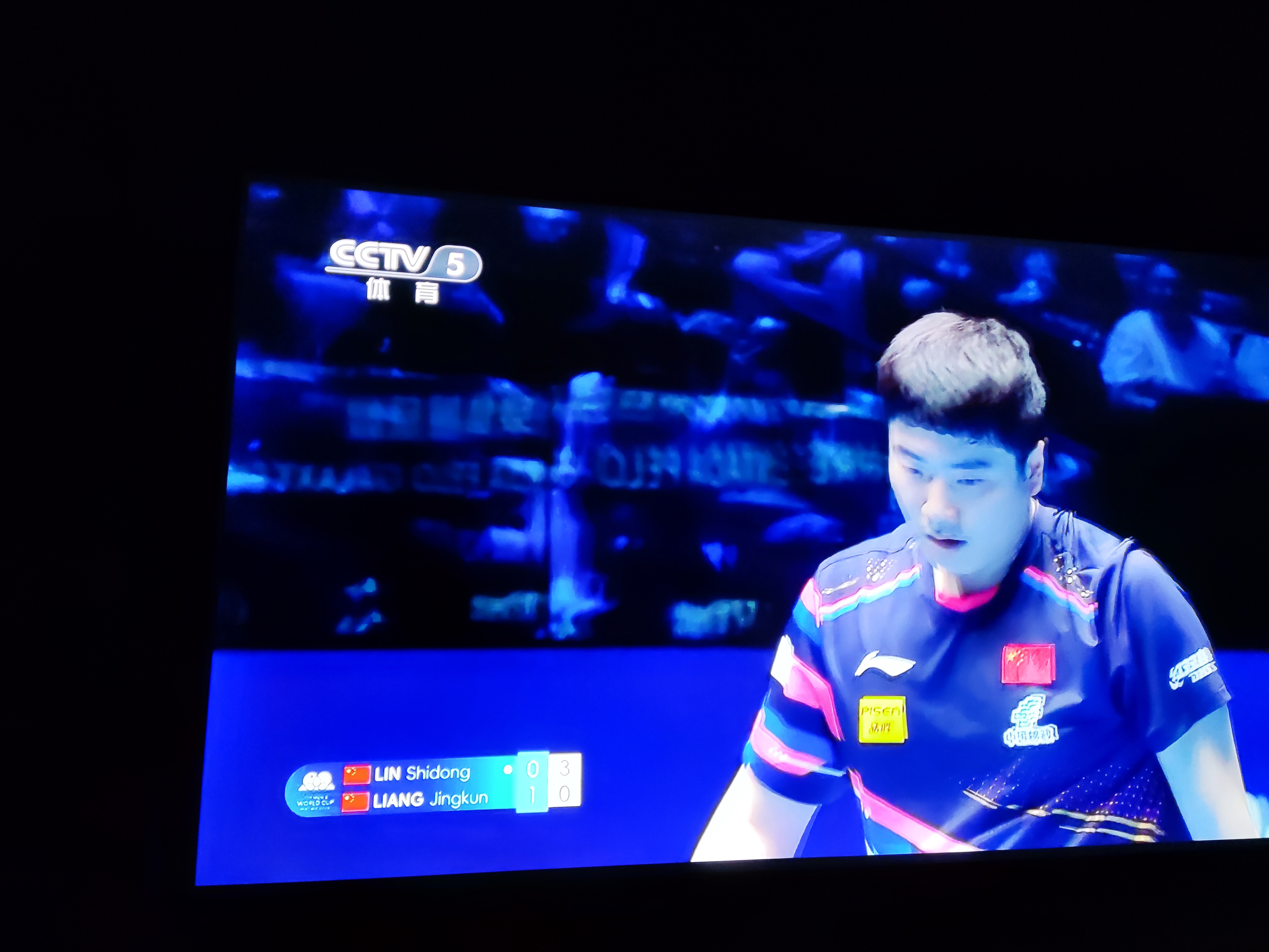 体育场传来激烈的战鼓声，助威声不绝于耳