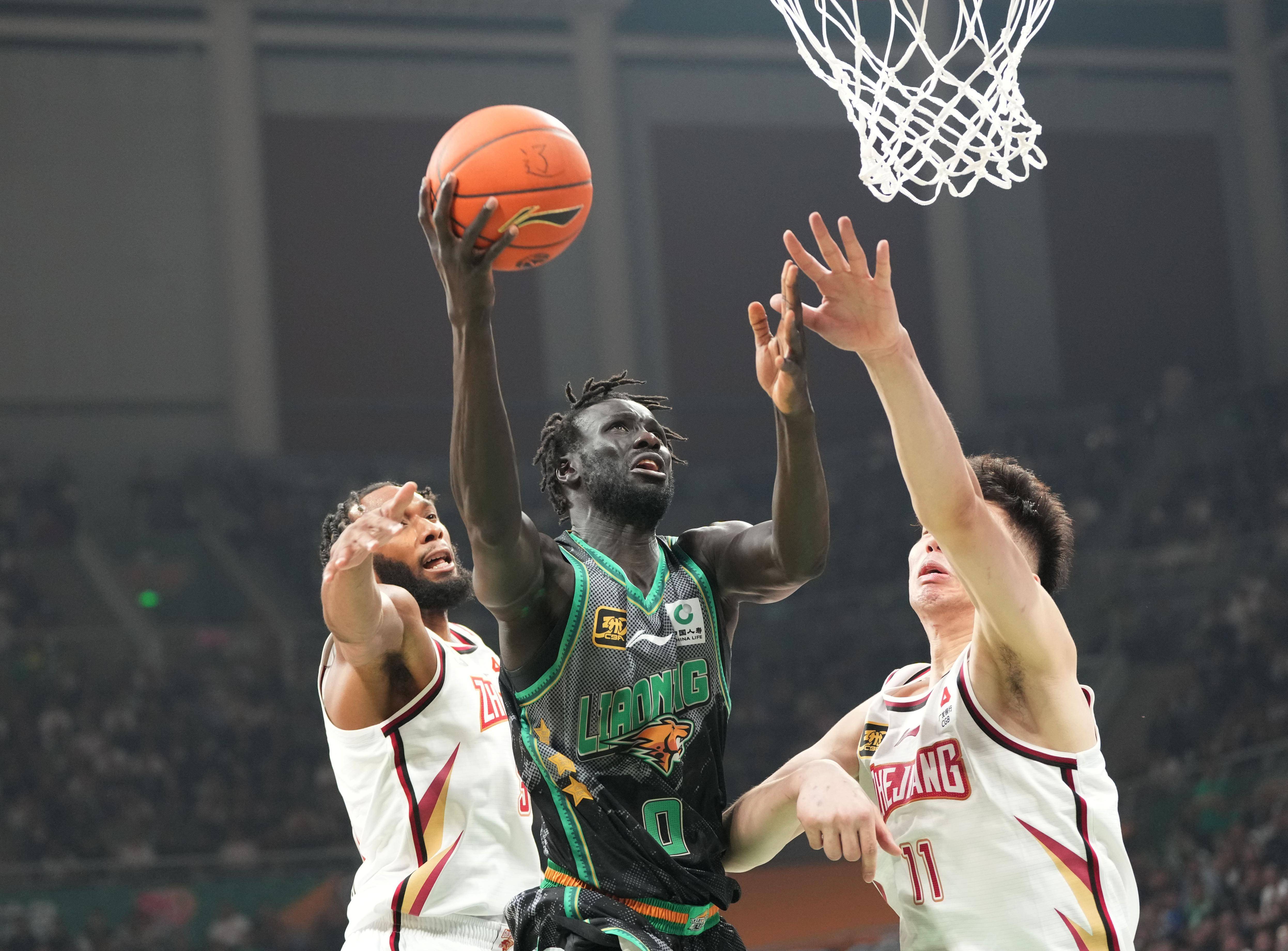 新赛季揭幕战紧张激烈,双方互有胜负 新赛季揭幕战紧张激烈,双方互有胜负