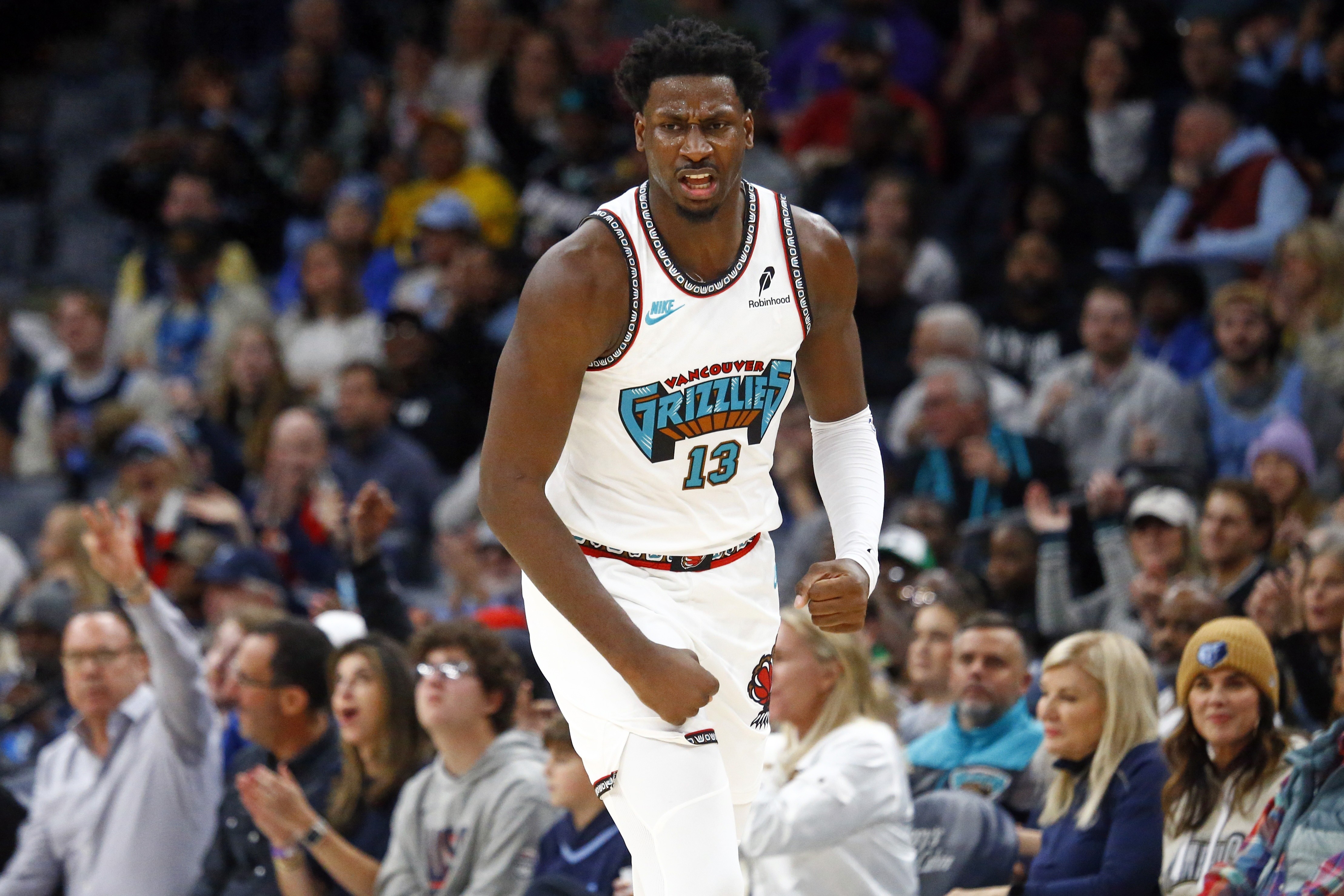 灰熊队球员用精彩表现赢得球迷掌声