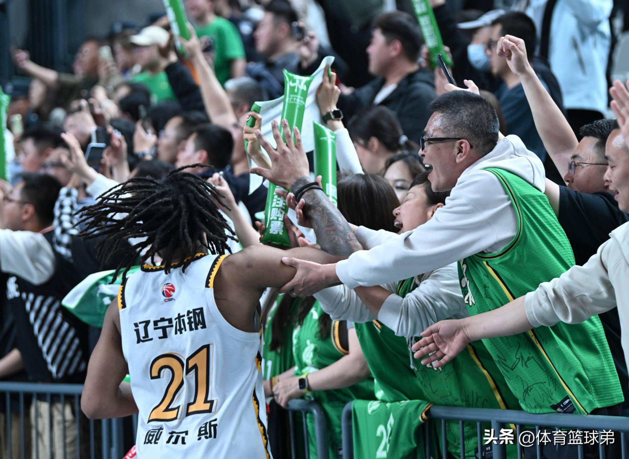 爱游戏官网-辽宁队强势登顶，掀起比赛僵局的简单介绍