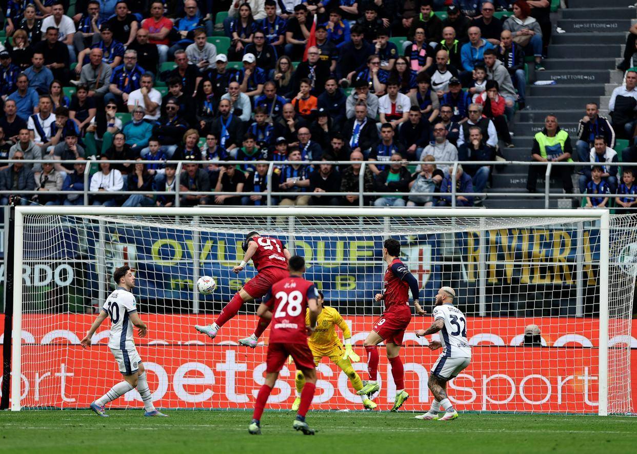 AC米兰后防线连续失误，面临调整