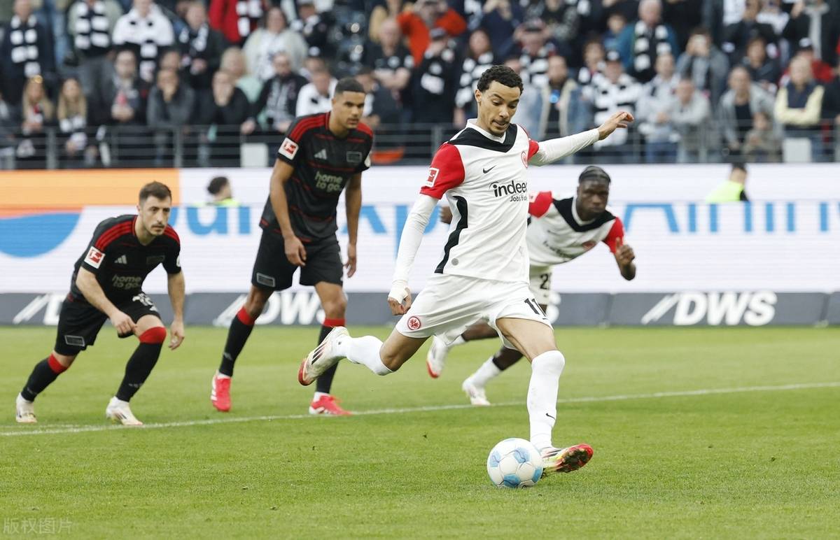 爱游戏在线-阿贾克斯主力中场连续交出助攻，突破能力强劲