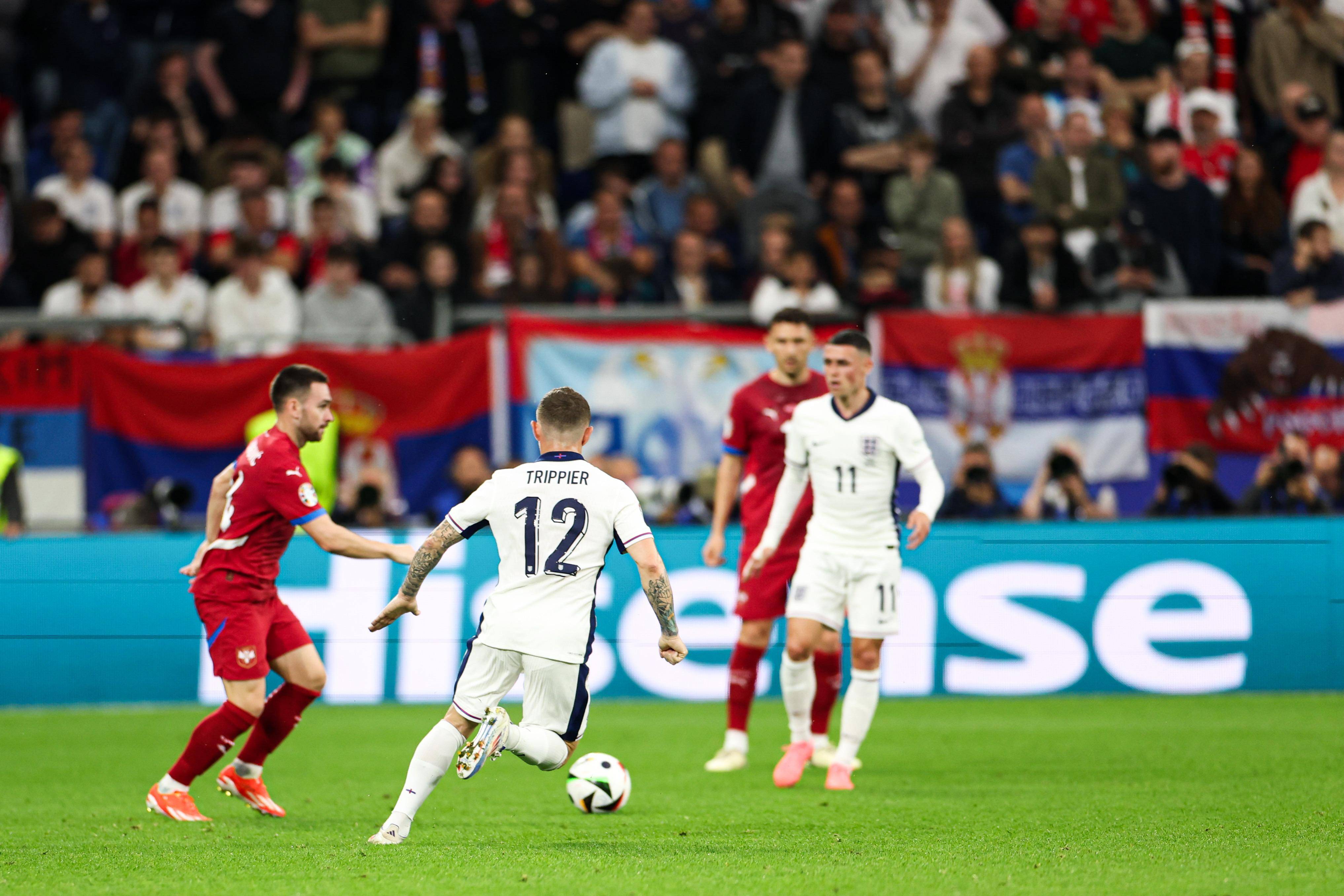 包含足球场上冲突不断,双方球员上演激烈对抗的词条 包含足球场上冲突不断,双方球员上演激烈对抗的词条