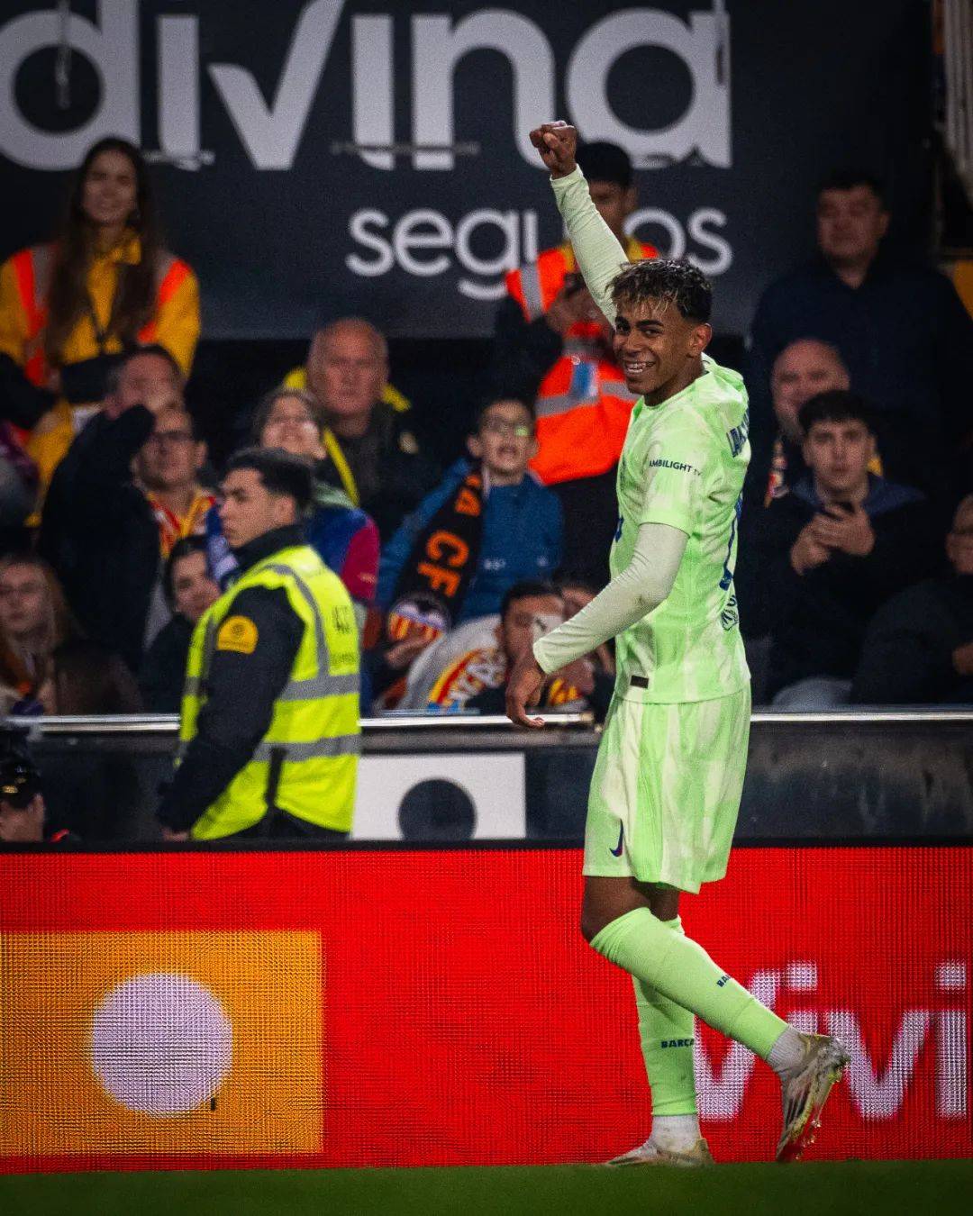 爱游戏官网-瓦伦西亚客场战胜对手，提升积分排名