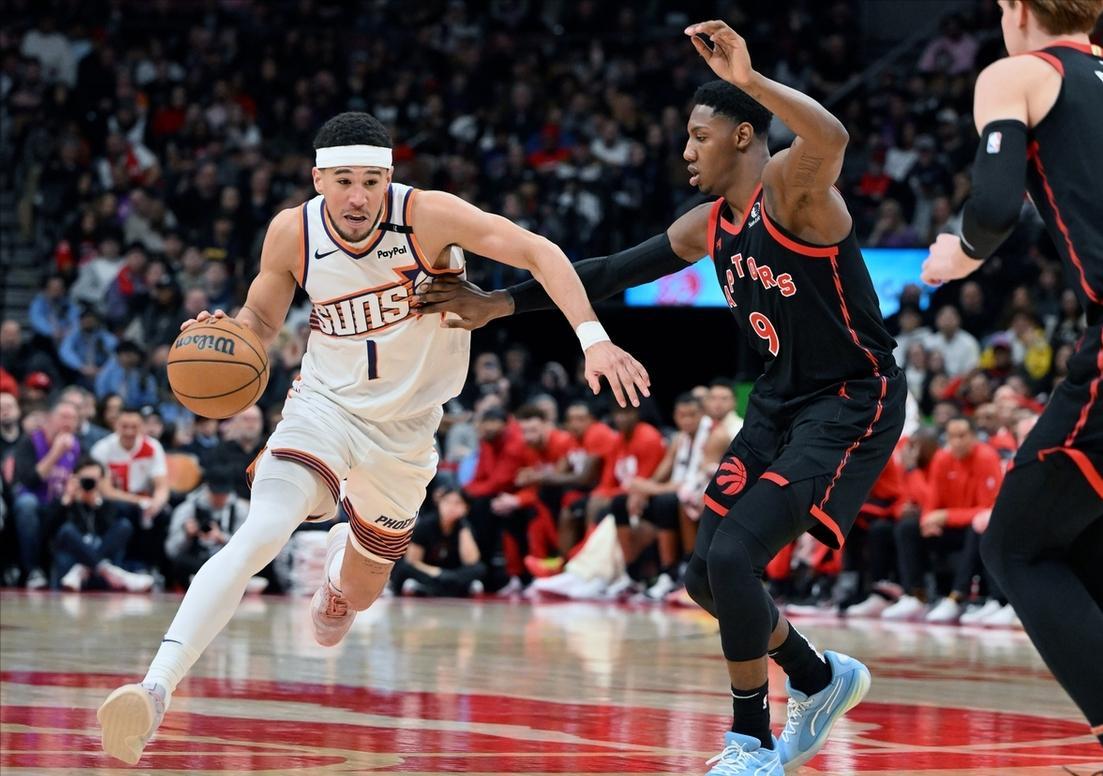 篮网中锋内线统治力十足，帮助球队击败对手的简单介绍