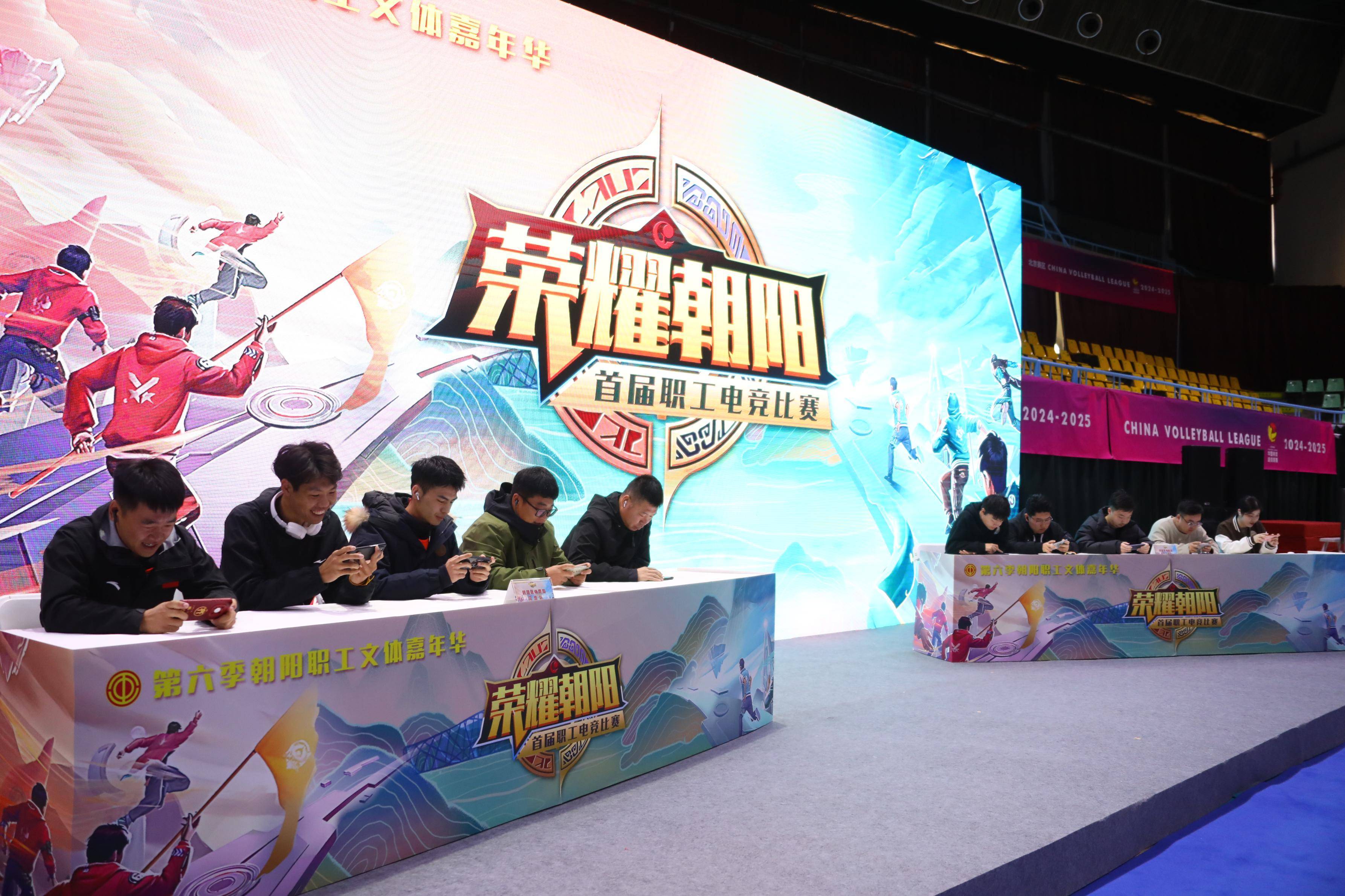 球场外观众比赛装扮炫目，现场气氛热烈