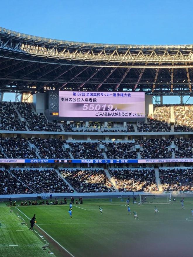 球场外观众比赛装扮炫目,现场气氛热烈 球场外观众比赛装扮炫目,现场气氛热烈