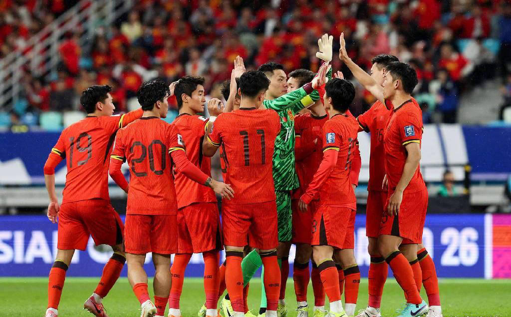 国内足球职业联赛展开,球场激战一触即发 国内足球职业联赛展开,球场激战一触即发