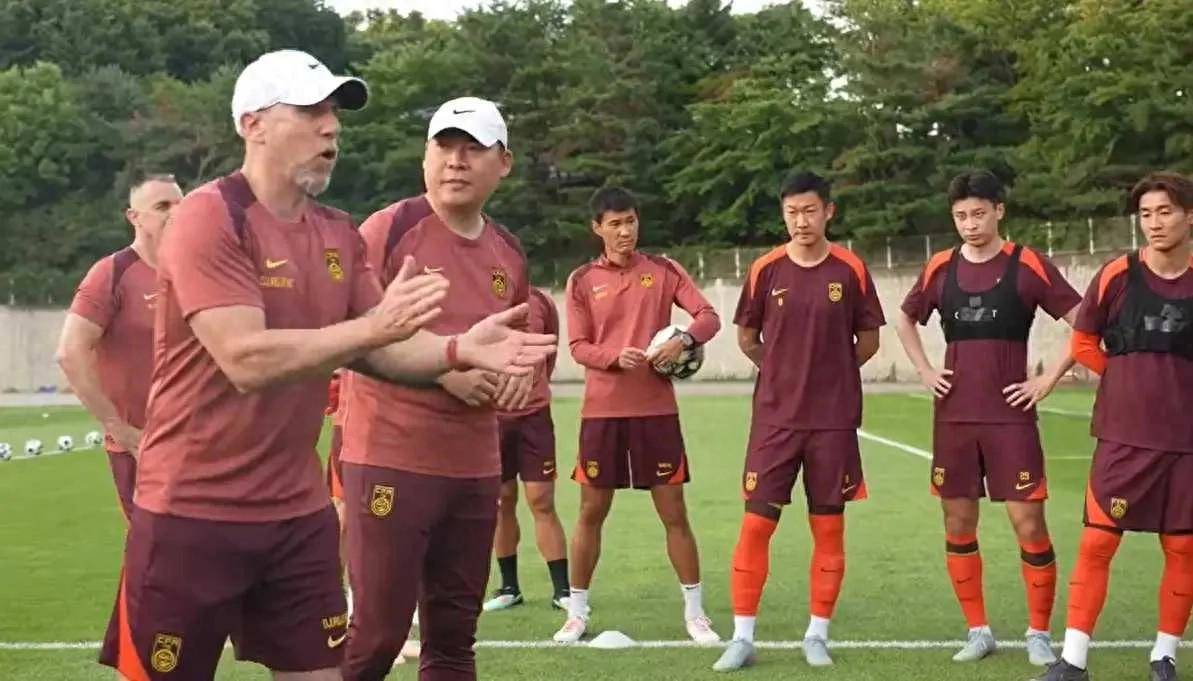 爱游戏-传奇球员在比赛中创造历史，成为焦点人物