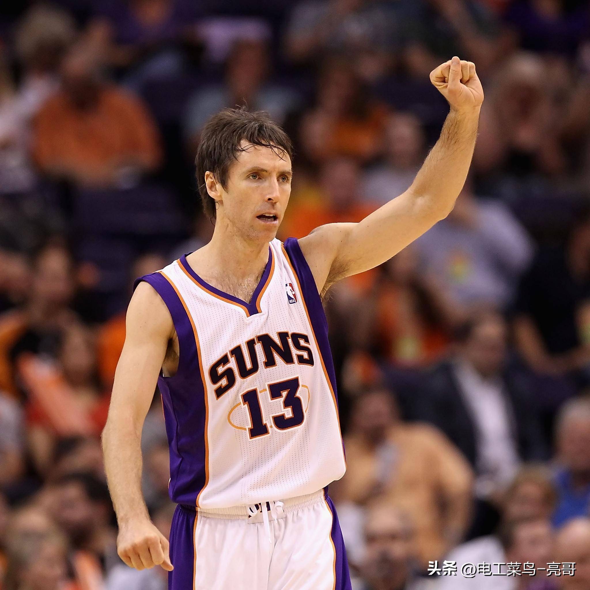 传奇球员在比赛中创造历史，成为焦点人物