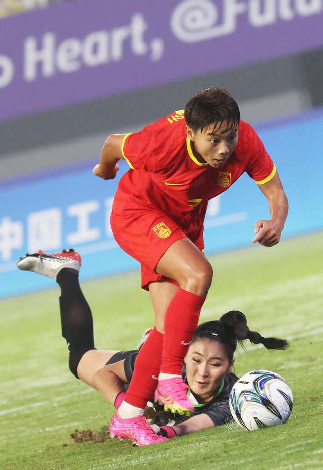 爱游戏官方入口-中国女足队员在亚洲比赛中的突破