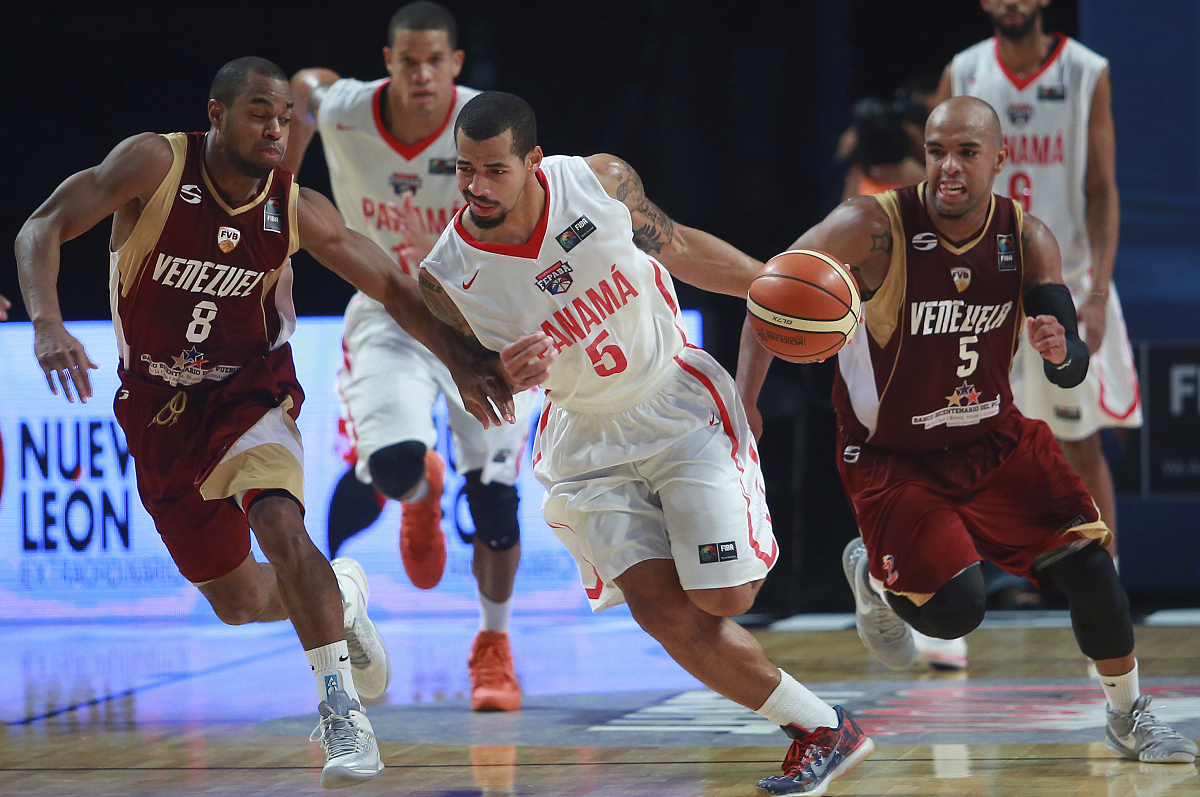 篮球比赛中球员拼尽全力,场面惊险刺激 篮球比赛中球员拼尽全力,场面惊险刺激