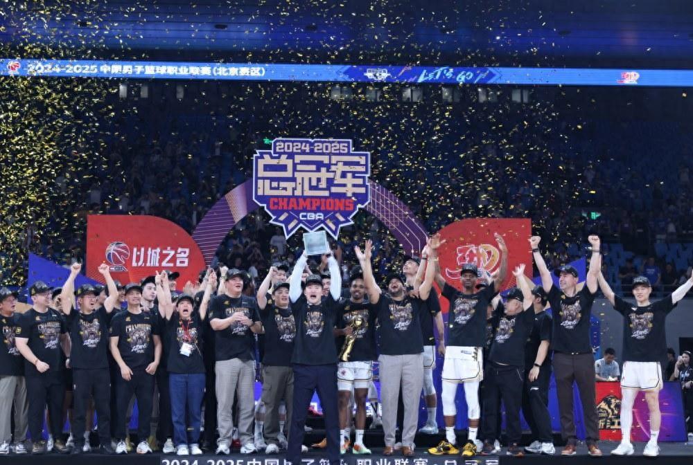 爱游戏体育官网-包含高能对决！球员拼尽全力寻求胜利的词条