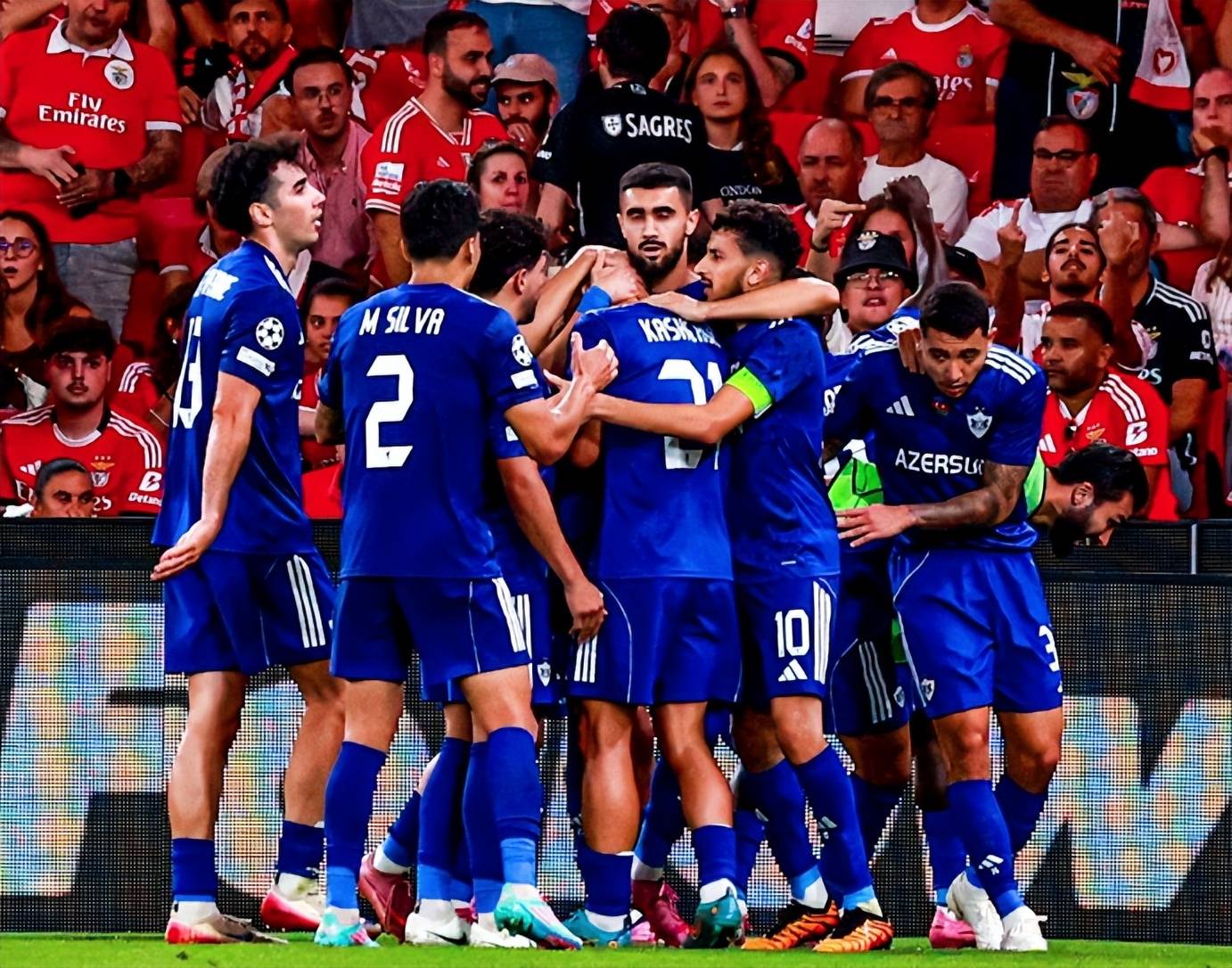 竞技场上球员的激烈对抗引发关注 竞技场上球员的激烈对抗引发关注