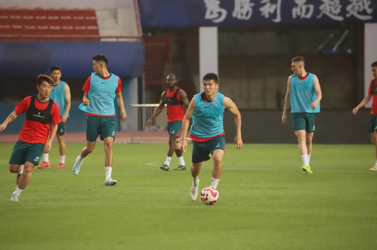 精彩纷呈：国际足坛热门赛事火热进行