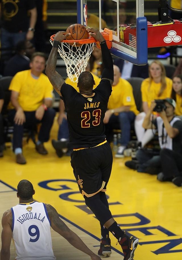 爱游戏中国官网-包含荣耀之路：篮球巨星之间的竞争与拼搏的词条